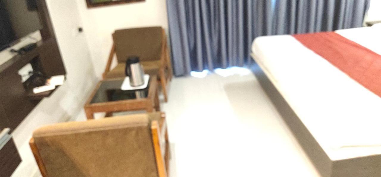 Hotel Park Land อาเมดาบัด ภายนอก รูปภาพ