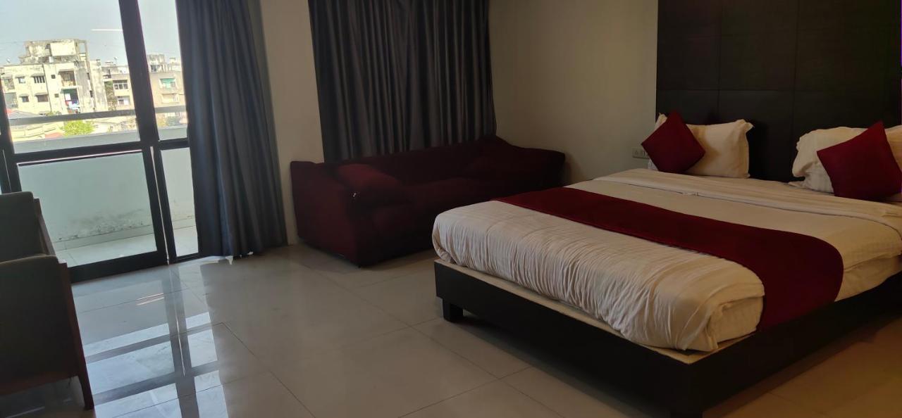 Hotel Park Land อาเมดาบัด ภายนอก รูปภาพ