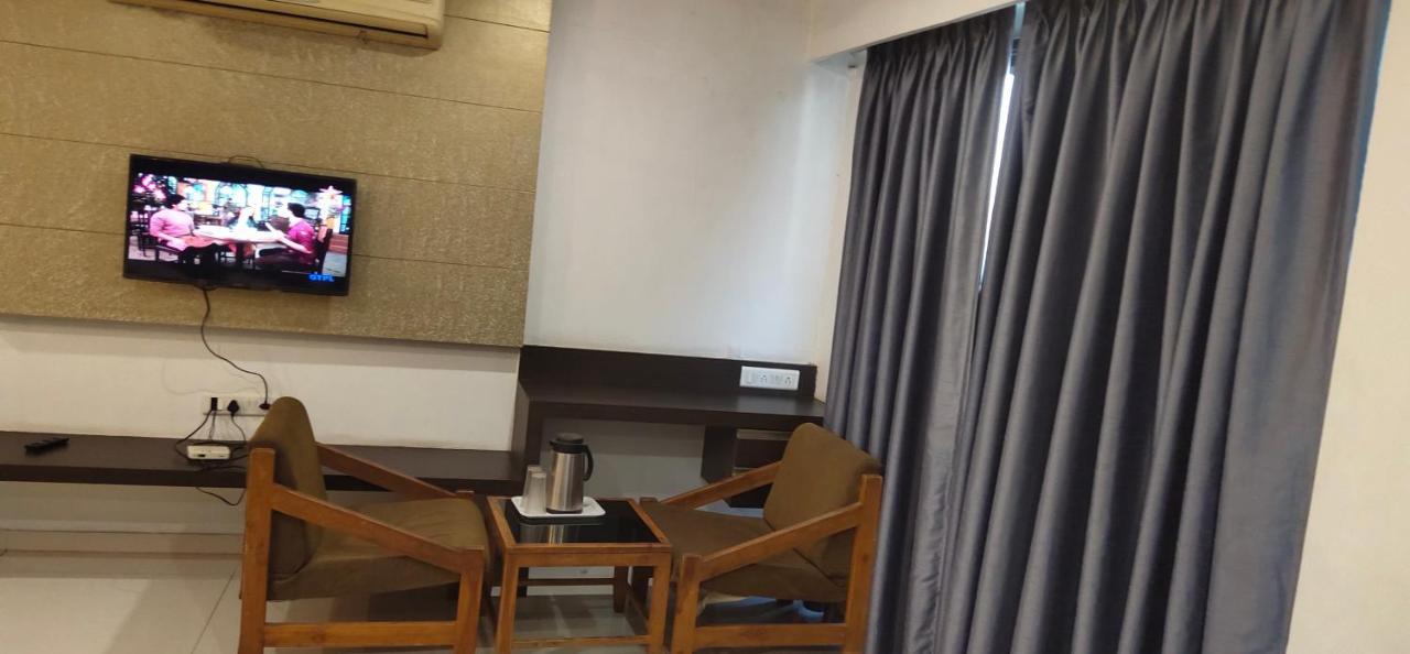 Hotel Park Land อาเมดาบัด ภายนอก รูปภาพ