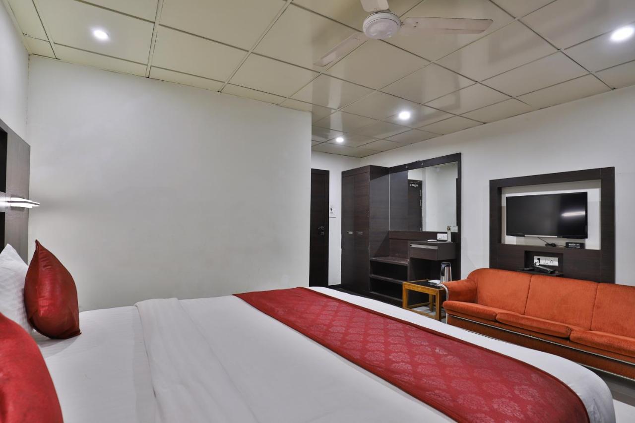 Hotel Park Land อาเมดาบัด ภายนอก รูปภาพ